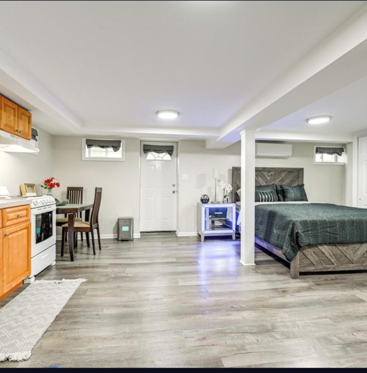 Elmont Escape Studio - B&B Elmont