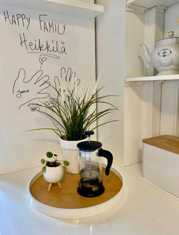 Premium three-room apartment with own parking and balcony - next to the subway in Lauttasaari! - Chambres d'hôtes Helsinki