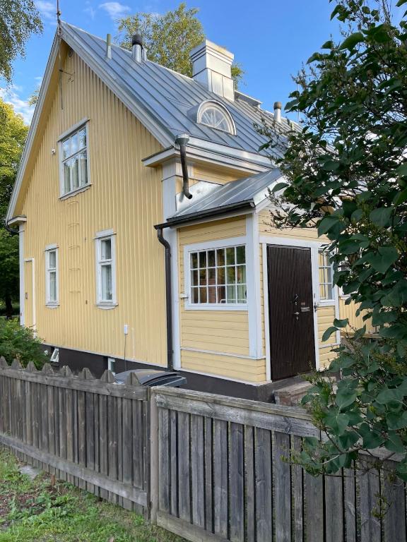 Spacious Family Apartment 100m2 Viinikanpuisto, Free Parking, Private Patio, Sauna and Free Wi-Fi - Bed and Breakfast Tampere