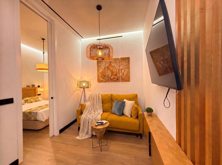 NEW! Designer flat with private patio in Triana - B&B Sevilla