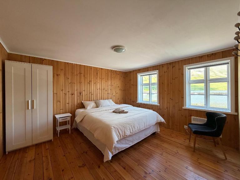 Cozy Home with Breathtaking Mountains and Sea Views - B&B Flateyri