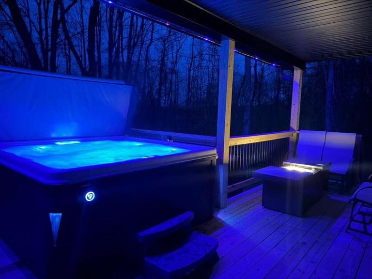 Hot Tub Cabin Fire Pit Private Retreat Sleeps 8 - Ferienwohnung Logan