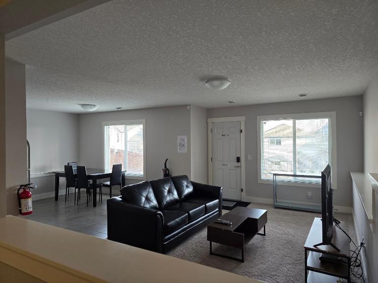 Modern Garden-View Walkout Suite Private Entry Self Check-in - Ferienwohnung Calgary