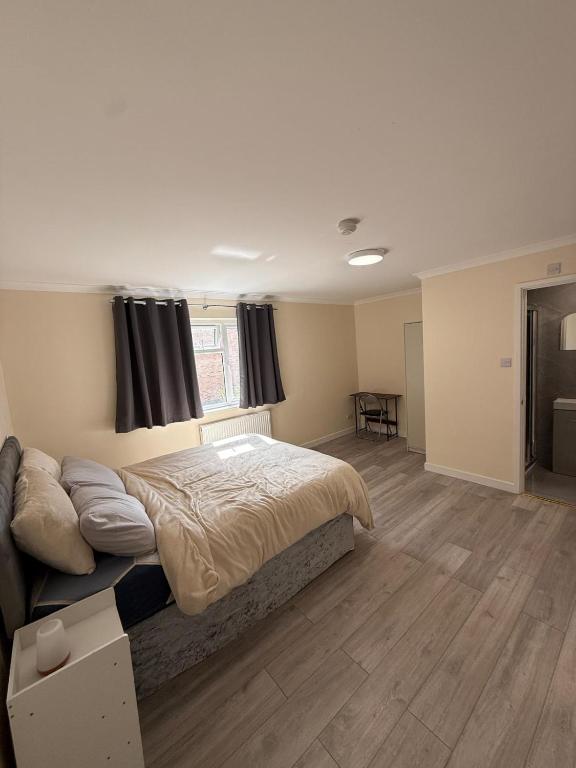 Cozy Private Room with Own Private Bathroom - Ferienwohnung Houghton Regis