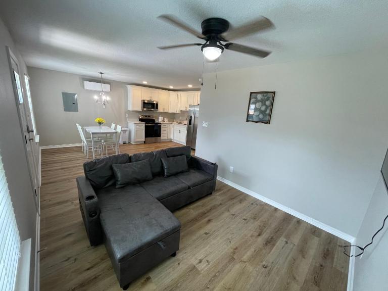 New Build Modern Studio Minutes from the Beach - B&B Navarre