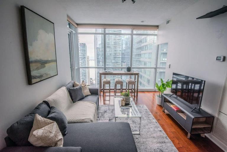 3BR Urban Gem with Scenic Balcony Views - Bed and Breakfast Toronto