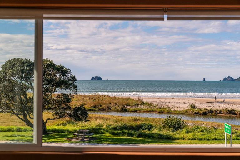 Seaview Studio Apartment - Beachfront with Heated Pool - B&B Whitianga