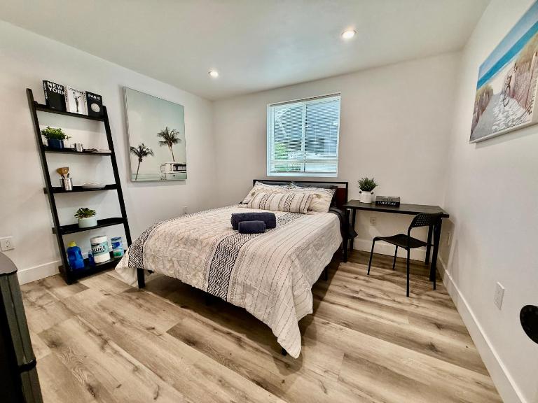 Convenient LA Suite Near USC Private Bath Fast Wifi Free Laundry Ideal for Long Term - Bed and Breakfast Los Angeles