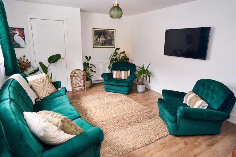 Chic Family Home with Garden Fire Pit & Event Space, Hot Tub - B&B Manchester