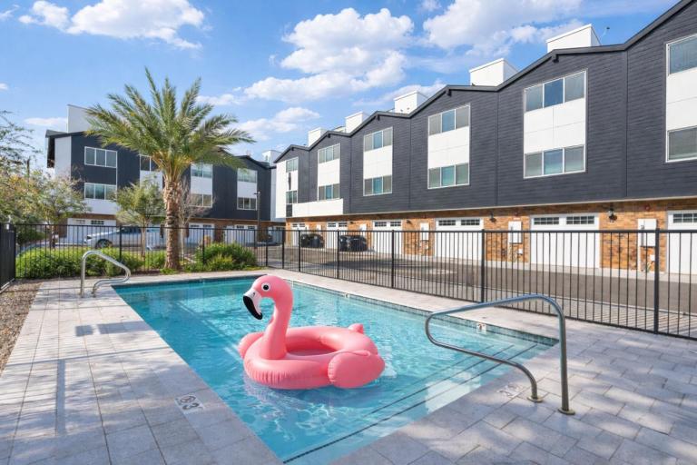 Sapphire Leaf- Luxury 3BR- Pool, King Beds, Spacious, Quiet, Garage, Close to Airport and OldTown - B&B Phoenix
