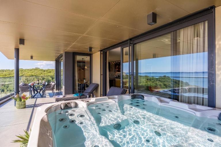 Apartment Amber with Jacuzzi & Sea View - B&B Zadar