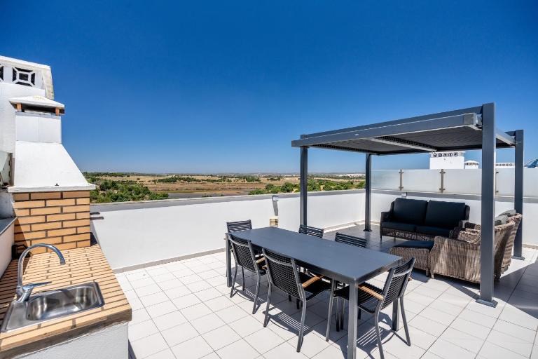 Alvor T2 com rooftop privativo e vista rio - B&B Alvor