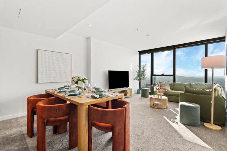 Skytower Apartments - 81st Floor, City & River Views, Free Car Parking - B&B Brisbane