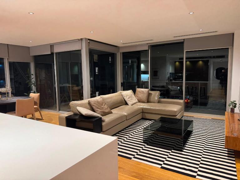 Executive 2B2B Luxury Apartment Barton- 7-10 min walk to PH, M-Oval & Lake BG - B&B Broughton Vale