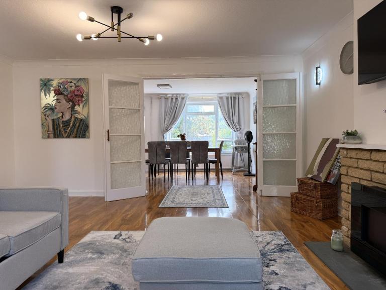 Modern 4BR House in Windsor, Parking and Garden - Bed and Breakfast Dorney
