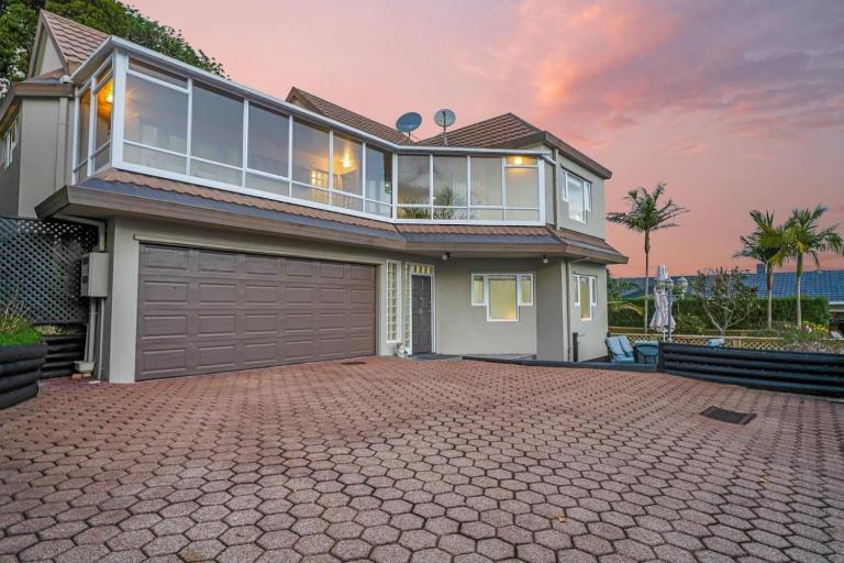 Spacious Mt Eden Oasis - Views, Parking, Air-Con - B&B Auckland