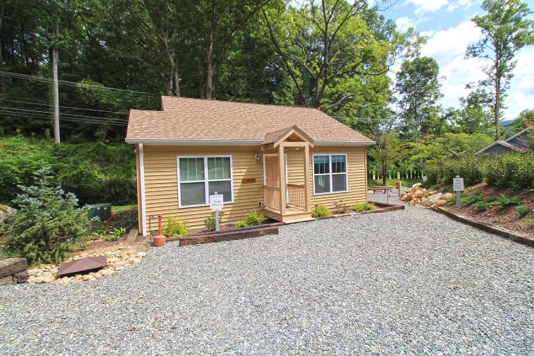 Shady Getaway Beautiful Modern near the Heart of Bryson City - B&B Bryson City
