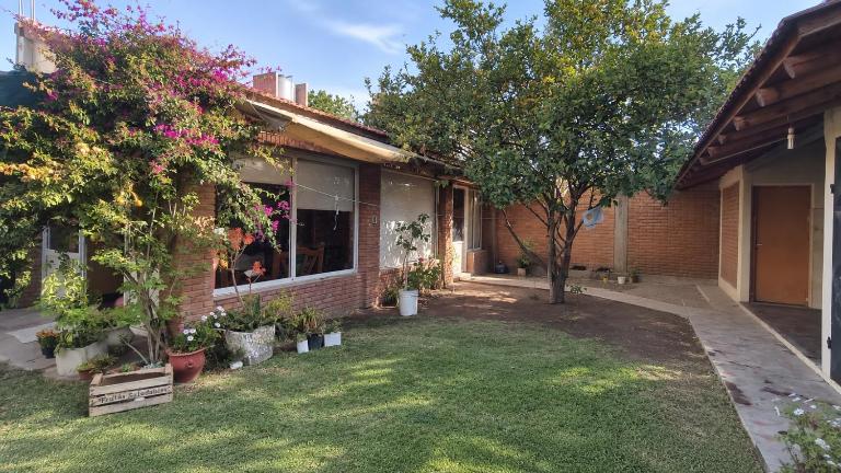 Casa Amplia con Quincho - Chambres d'hôtes San Rafael