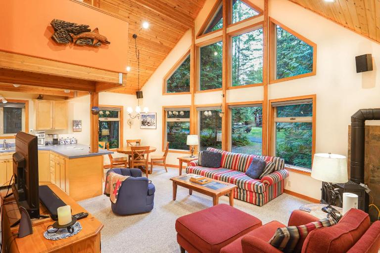 Nostalgic Mt Baker Cabin with King Bed in Snowline - B&B Deming