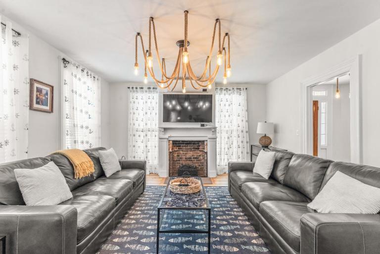 Historic Home, Walk to Seaport and Downtown - Bed and Breakfast Stonington