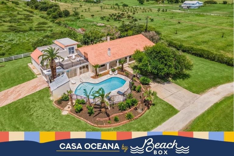 Huge, spacious villa with private pool and game room on 5 acres - B&B Galveston