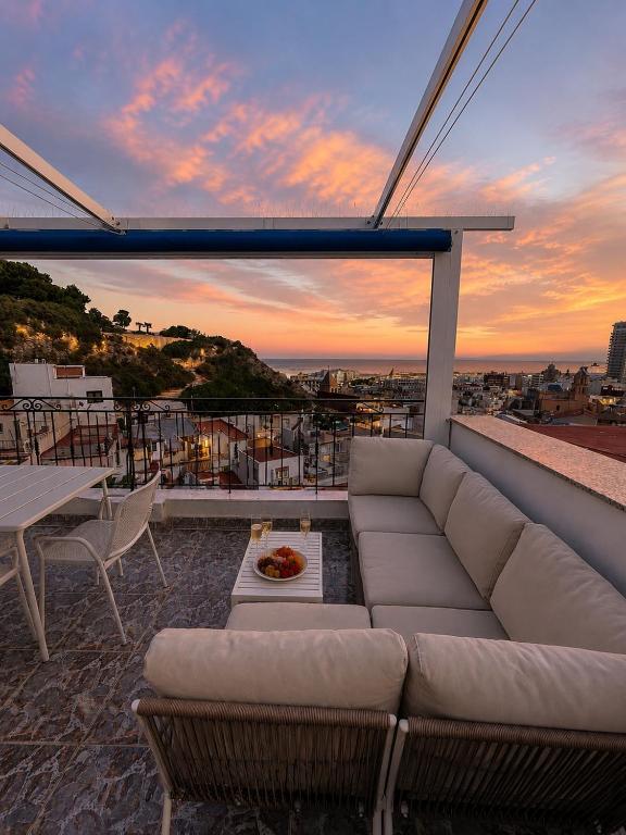 Villa Palmera Mediterranean House with Sea & Castle Views - B&B Alicante