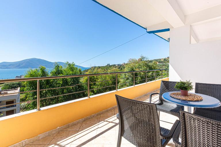 Radhima Sea View Studio Apt 2 - Kitchen, Parking & Balcony - Chambres d'hôtes Vlora