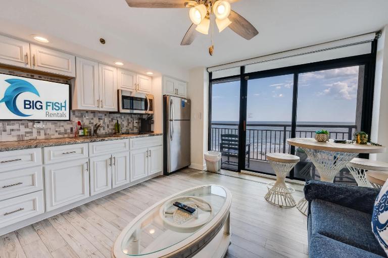 Beautiful Seaside retreat w pool & balcony view - Bed and Breakfast Myrtle Beach