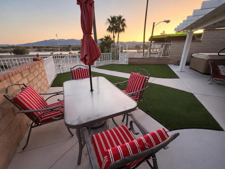 RIVERFRONT RUBY RED HOME WITH PRIVATE DOCK & View - Ferienwohnung Bullhead City