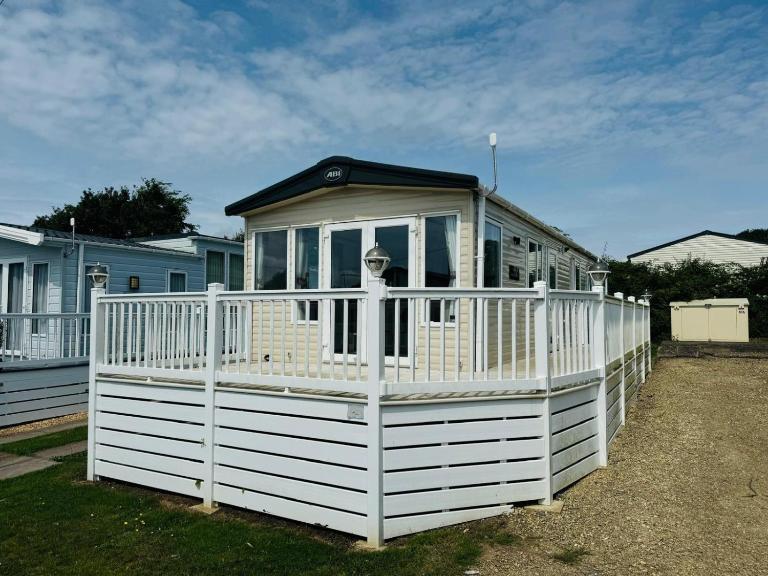 Lovely Caravan With Decking At Solent Breeze In Hampshire Ref 38051A - B&B Warsash