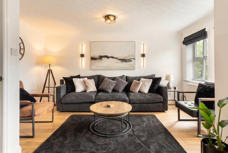 3-Bed House in Northwich, Parking Sleeps 6 - B&B Wallerscote