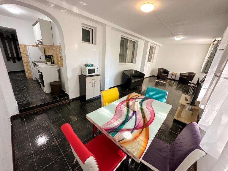 Spacious Apartment with Private Garden - Near Beach - Chambres d'hôtes Mangalia