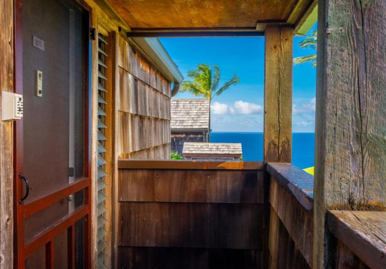 Style and Comfort Over the Ocean - B&B Princeville