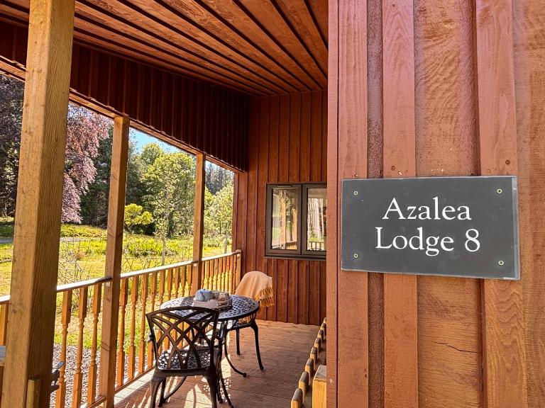 Azalea Lodge 8 with Wood Burning Hot Tub - B&B Bridge of Cally