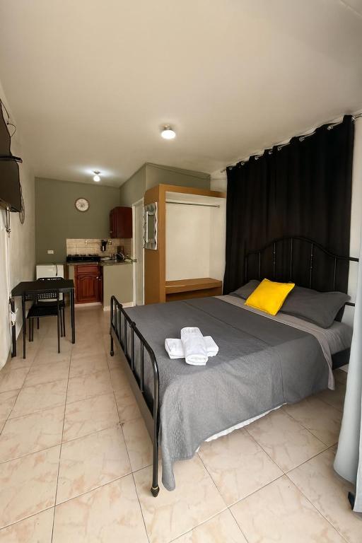 Charming Studio Retreat in Zona Colonial with City Views - B&B Santo Domingo