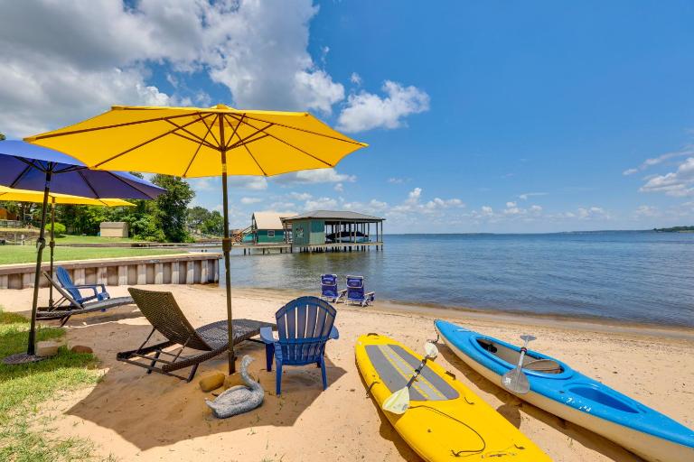 Modern Lake House with Beautiful Shoreline - B&B Frankston