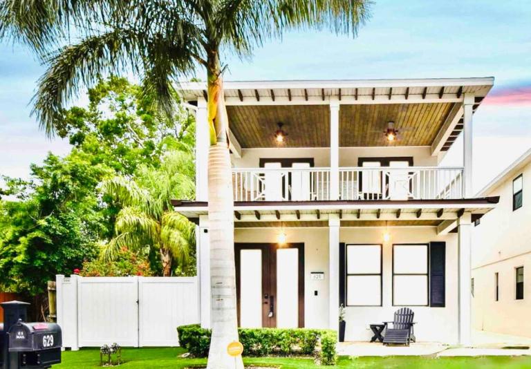 Beach Downtown-Family & Pet Friendly-Balcony & Garage-10 Acre Park with Pickleball, Tennis & Basketball-Lido Beach-Opera-Symphony-St Armands Circle - B&B Sarasota