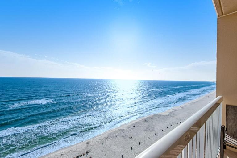 Bright & stylish condo with fantastic Gulf views from your balcony pools & gym - Chambres d'hôtes Panama City Beach
