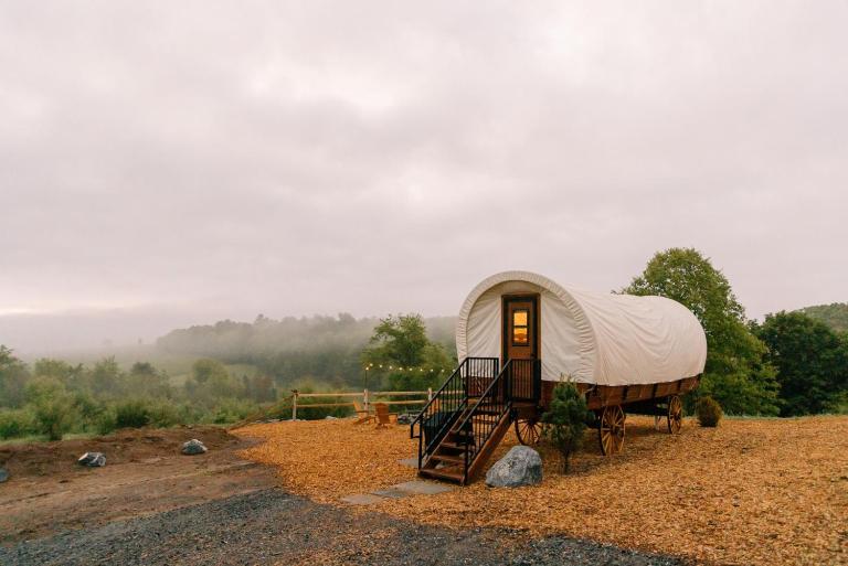 Unique Covered Wagon Tiny Home - Fire Pit - Grill - Stargazing - Sunrises - Glamping - B&B Hustontown