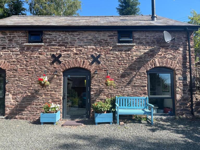 Ty Bach Coch - Bed and Breakfast Scethrog
