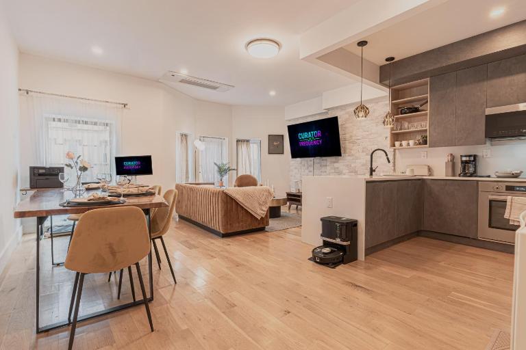 Spacious and Stylish 2Bd with Washer near Train - B&B Brooklyn
