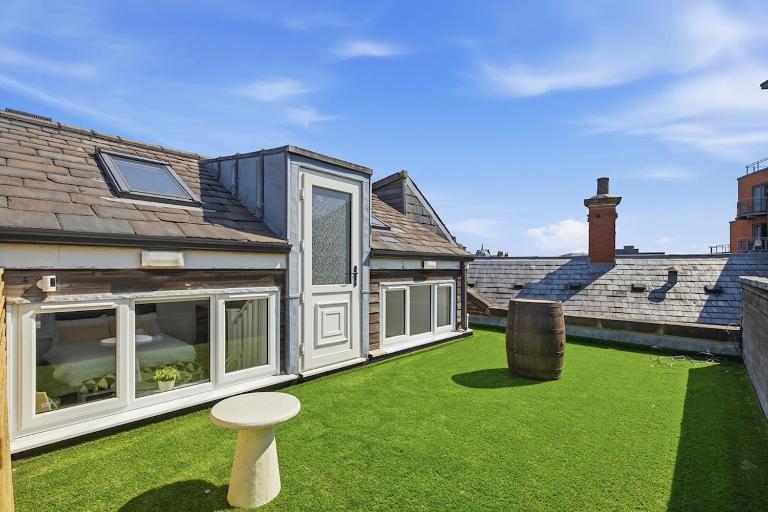 6BR Triplex | Pool Table | Rooftop Garden - Bed and Breakfast Sheffield