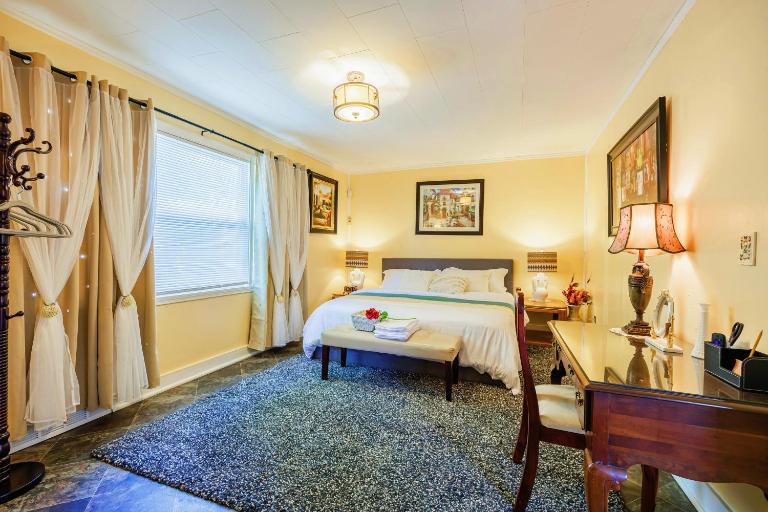 Room A1 King Bed Shared Bathroom Washer Dryer Air purifier 75 TV - B&B Rochester