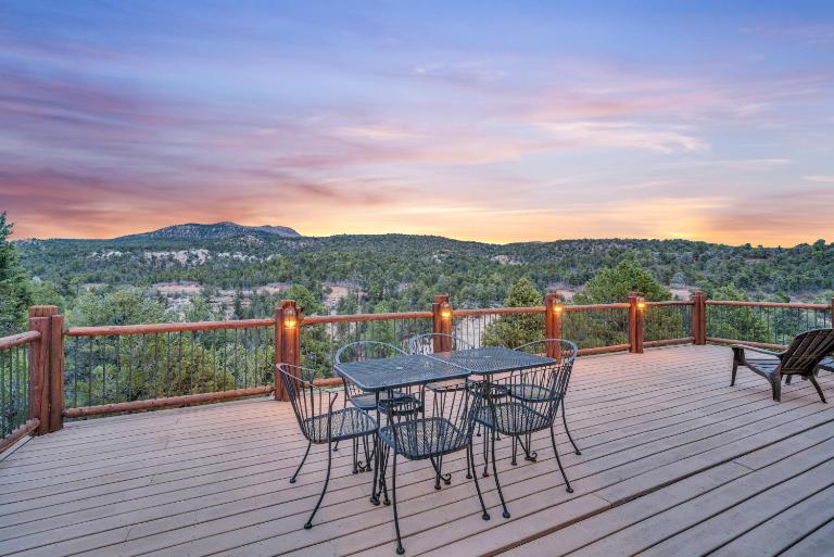 Escape to Tranquility: Amazing Cabin Near Zion - Bed and Breakfast Orderville
