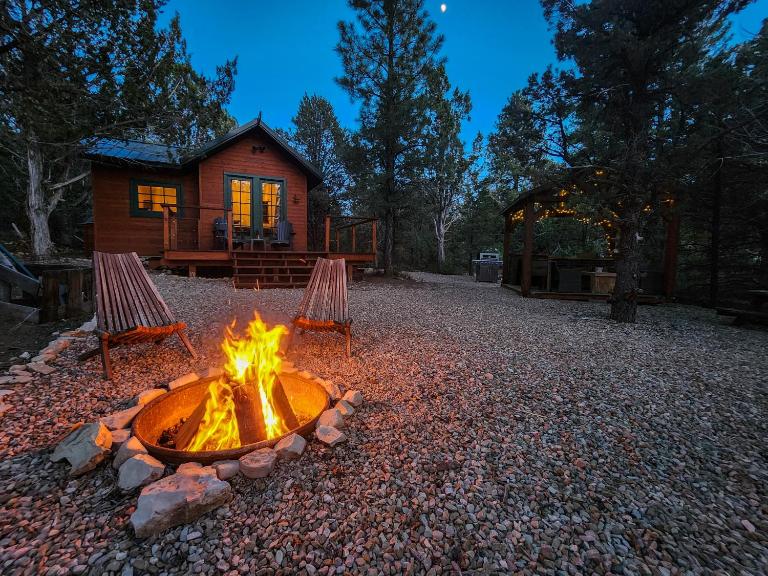 Live Simply Cabin, Walking distance to East Zion trails - Bed and Breakfast Orderville