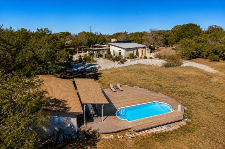 Private Hill Country Estate on 4 Acres l Pool - B&B Round Rock