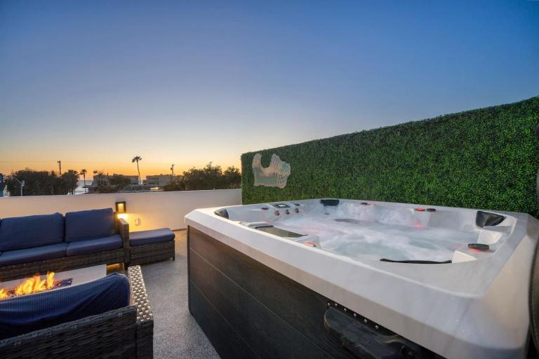 Ocean Bay Views with Private Rooftop Hot Tub - Bed and Breakfast San Diego