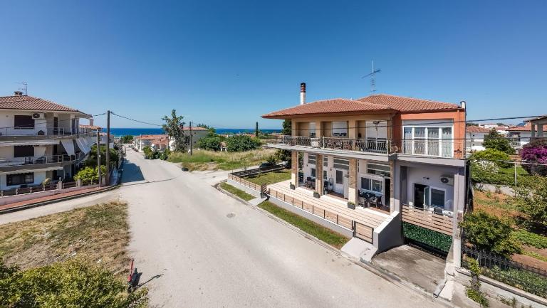 BnB Living Apartments by RentalsPro - Nea Flogita Halkidiki - Bed and Breakfast Néa Flogitá