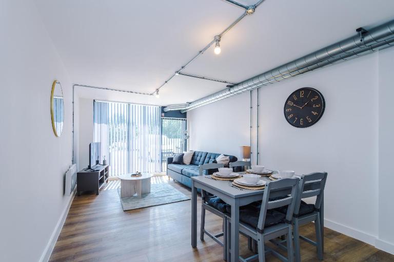 Modern Studio Apartment with Sofa Bed by M6 J21 - B&B Warrington
