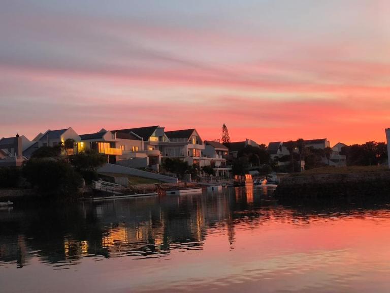Luxury Marina Escape with Jetty, Pool & Solar - B&B Port Alfred